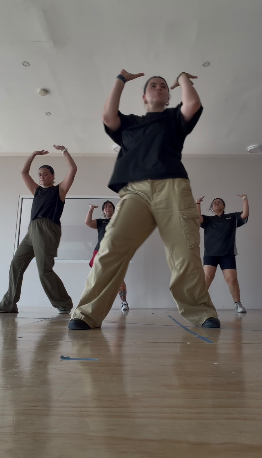 Alumnas haciendo ejercicio con baile en una clase de Urbana